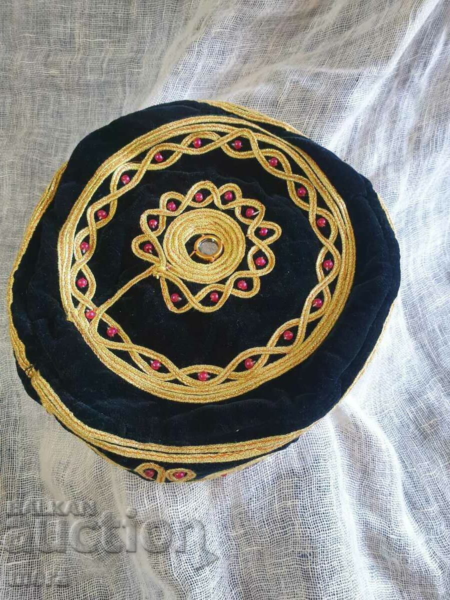 Τελετουργικό βελούδινο καπέλο, πούλιες καπέλο με τιμή 40.00 BGN | € 20.45 Τελετουργικό βελούδινο καπέλο, πούλιες καπέλο με τιμή 40.00 BGN | € 20.45