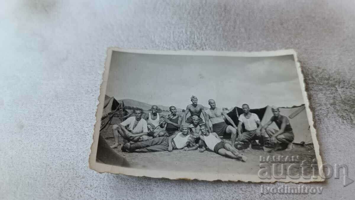 Φωτογραφία Στρατιώτες γυμνοί μέχρι τη μέση μπροστά από ένα στρατόπεδο σκηνής