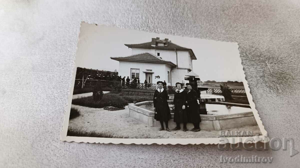 Снимка Карлово Жена и две ученички на гарата 1938