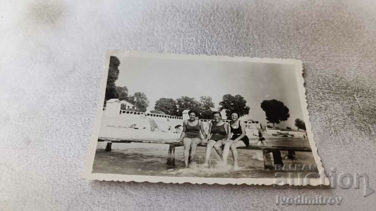 Fotografie Trei fete tinere stând pe dig 1937