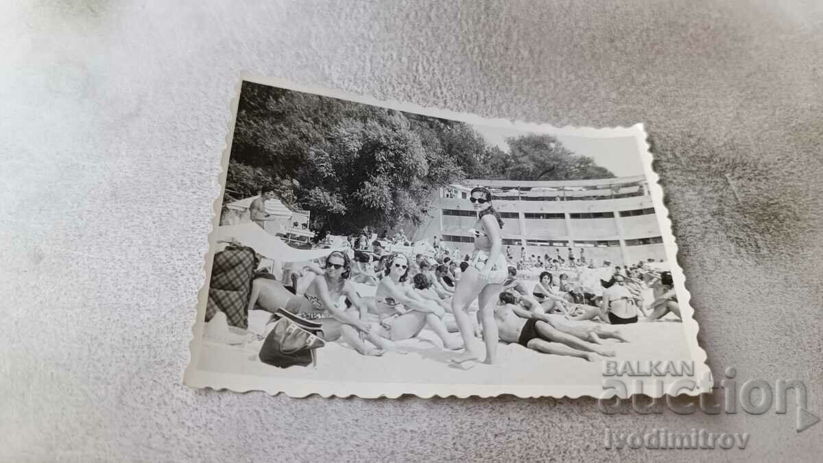 Fotografie Varna Tineret și fete pe plajă 1963