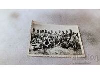 Imagine Soldați și ofițeri goi până la brâu într-un câmp de grâu 1950