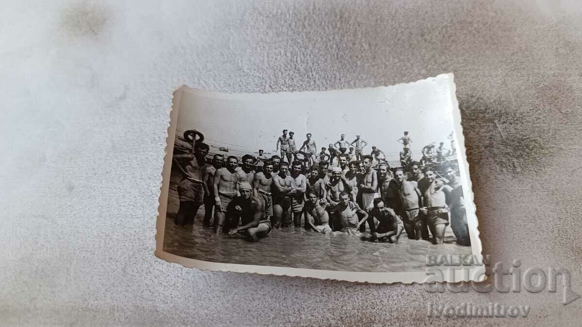 Photo Men and youth on the beach