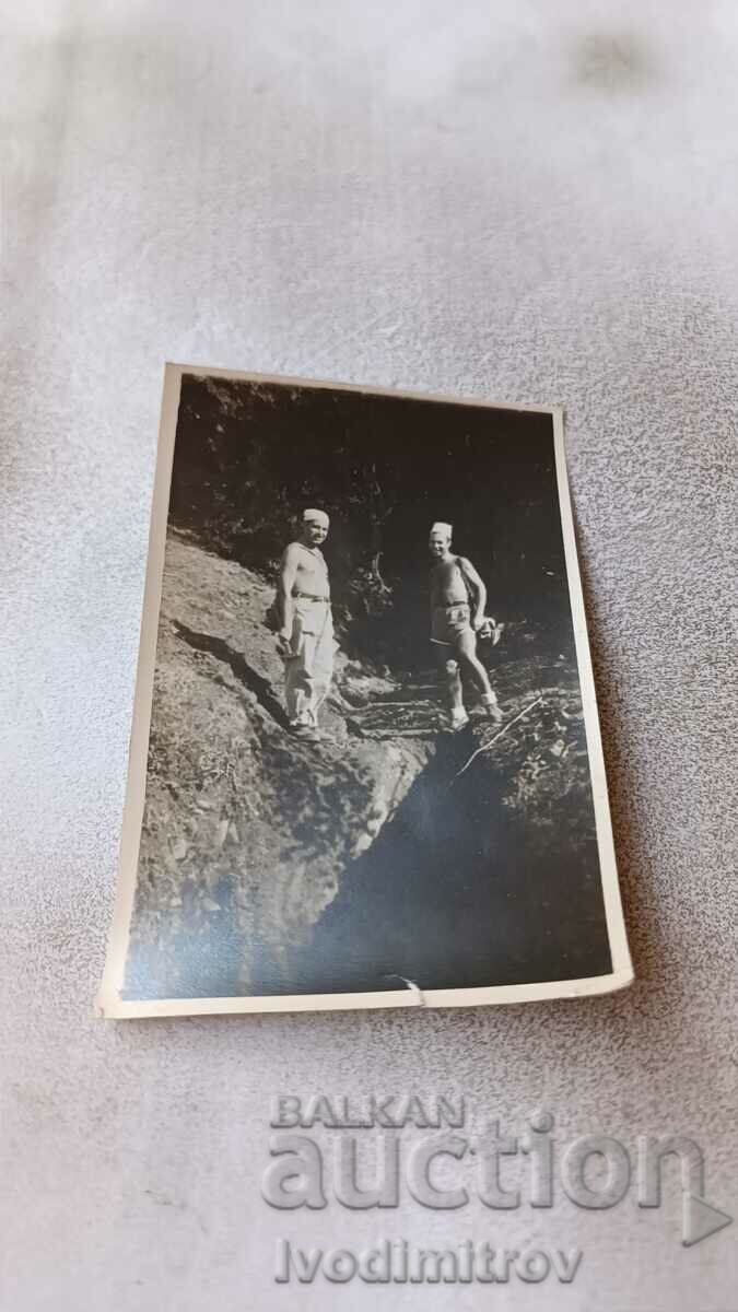 Fotografie Doi bărbați goi până la talie