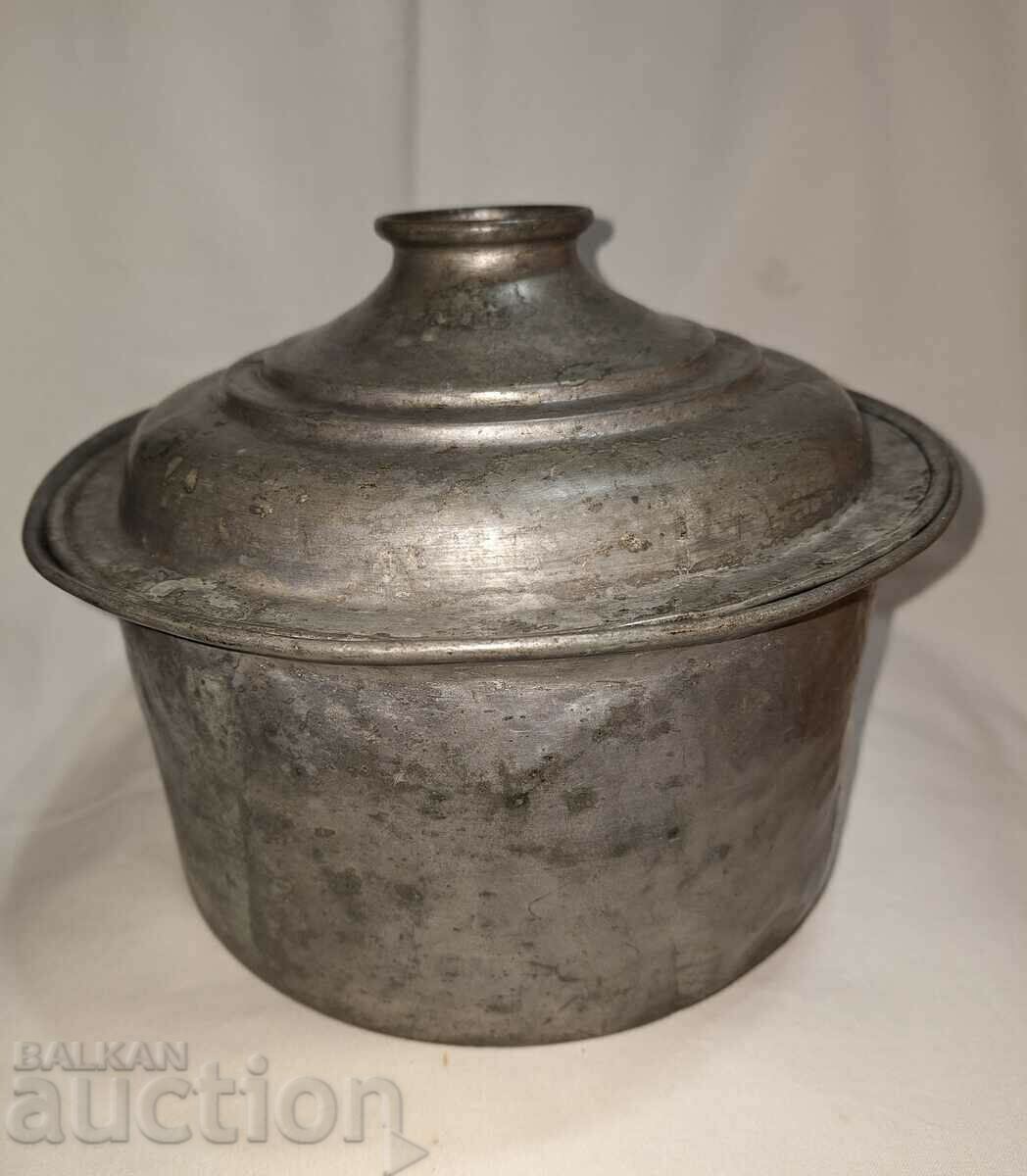 Oală veche de cupru cu capac și sigiliu Oală veche de cupru cu capac și sigiliu