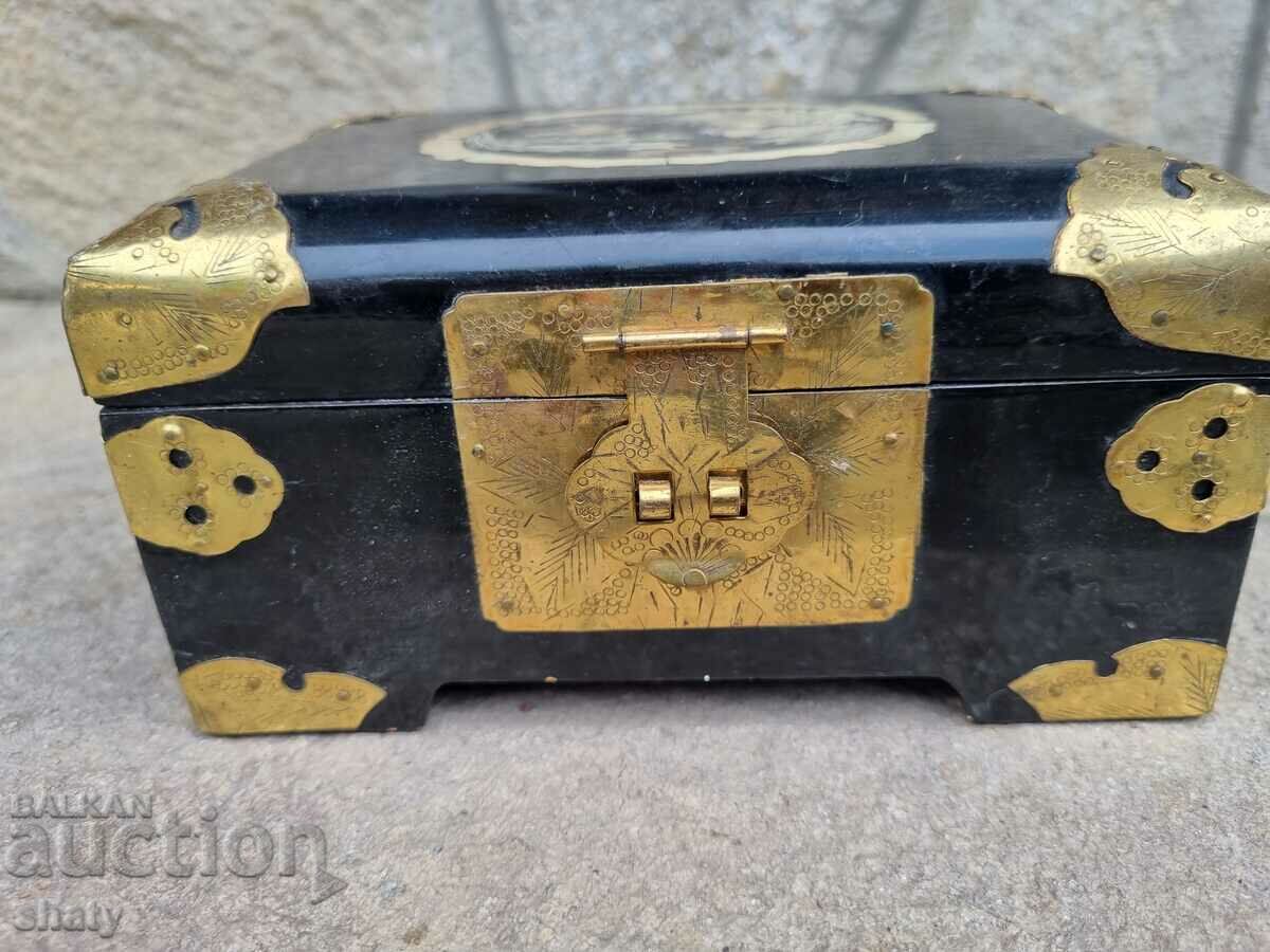 Δημοπρασία Το παλιό κουτί βακελίτη με μαργαριτάρι Δημοπρασία Το παλιό κουτί βακελίτη με μαργαριτάρι