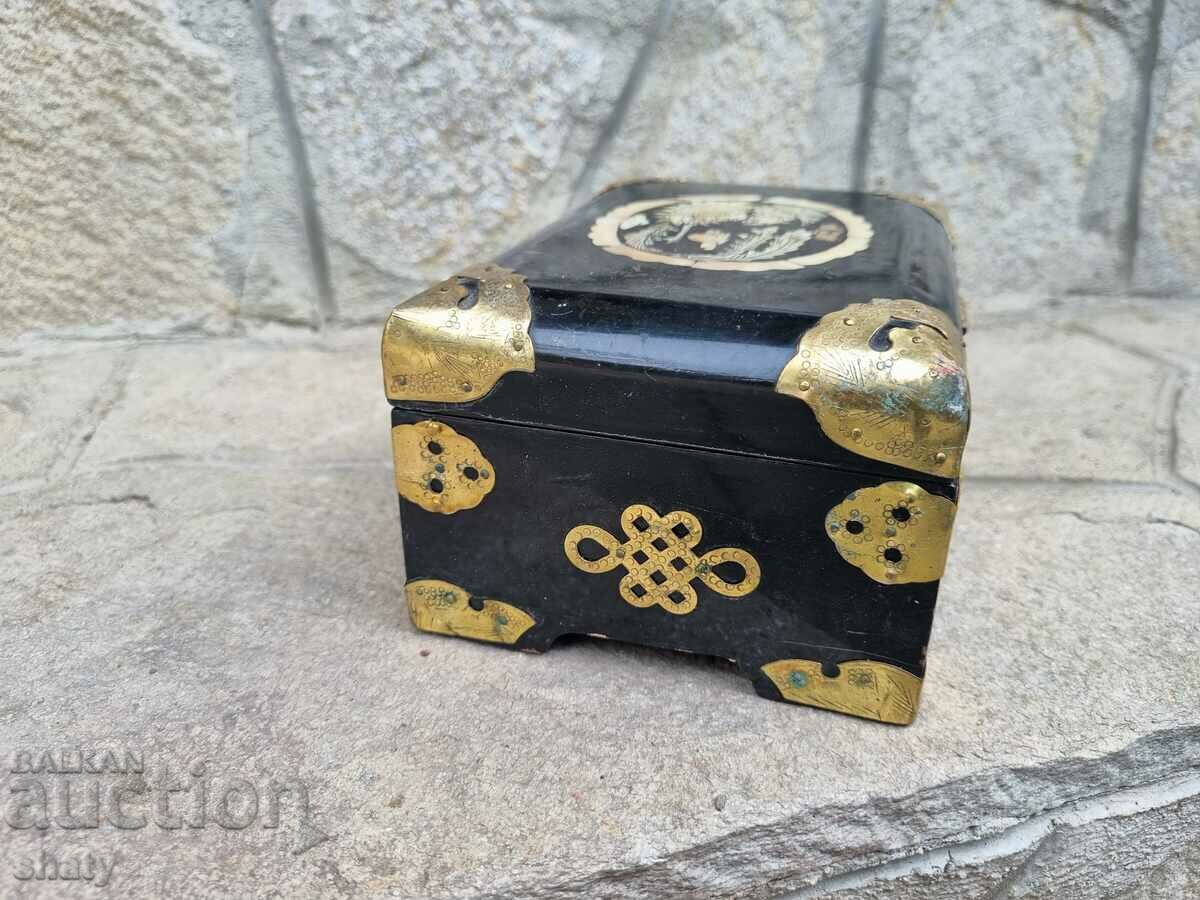 Παράδοση Το παλιό κουτί βακελίτη με μαργαριτάρι Παράδοση Το παλιό κουτί βακελίτη με μαργαριτάρι