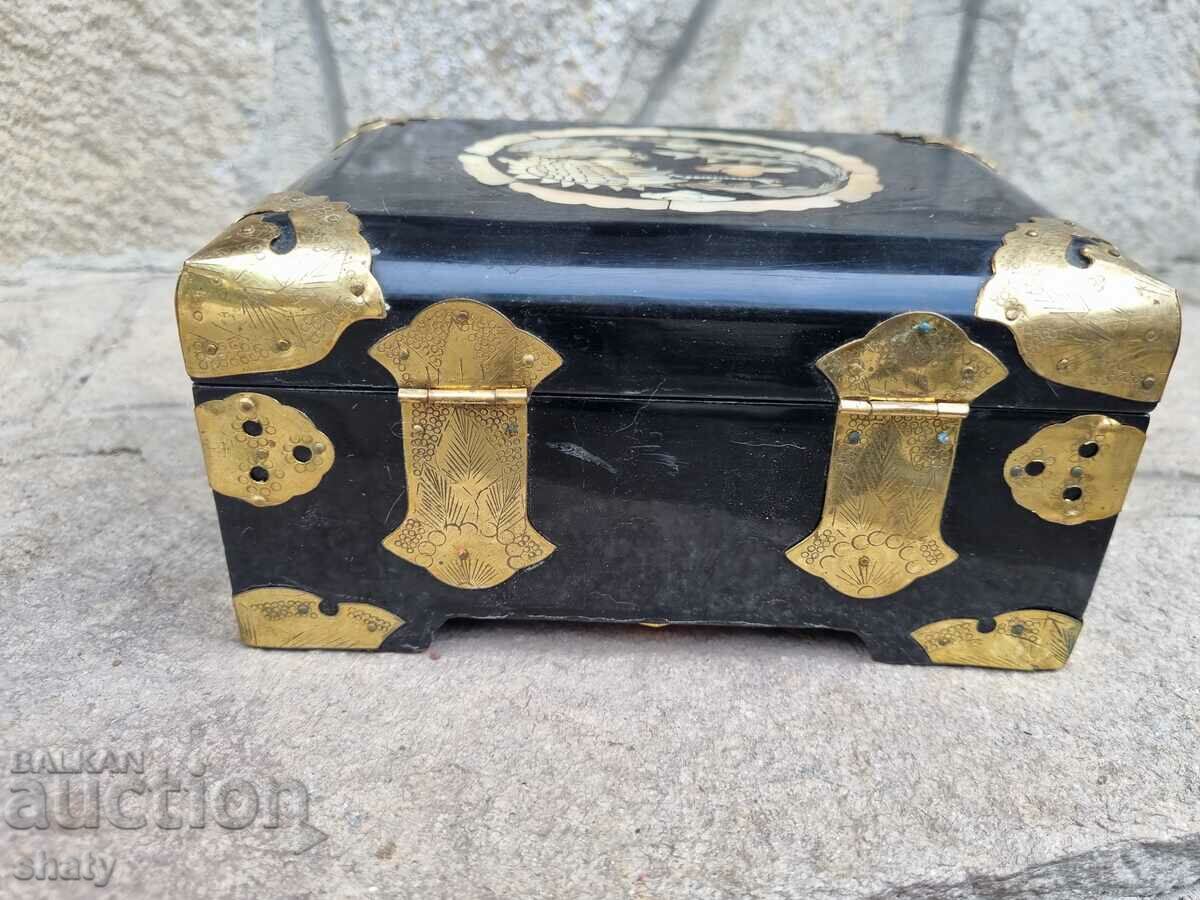 Το παλιό κουτί βακελίτη με μαργαριτάρι - 5 Το παλιό κουτί βακελίτη με μαργαριτάρι - 5