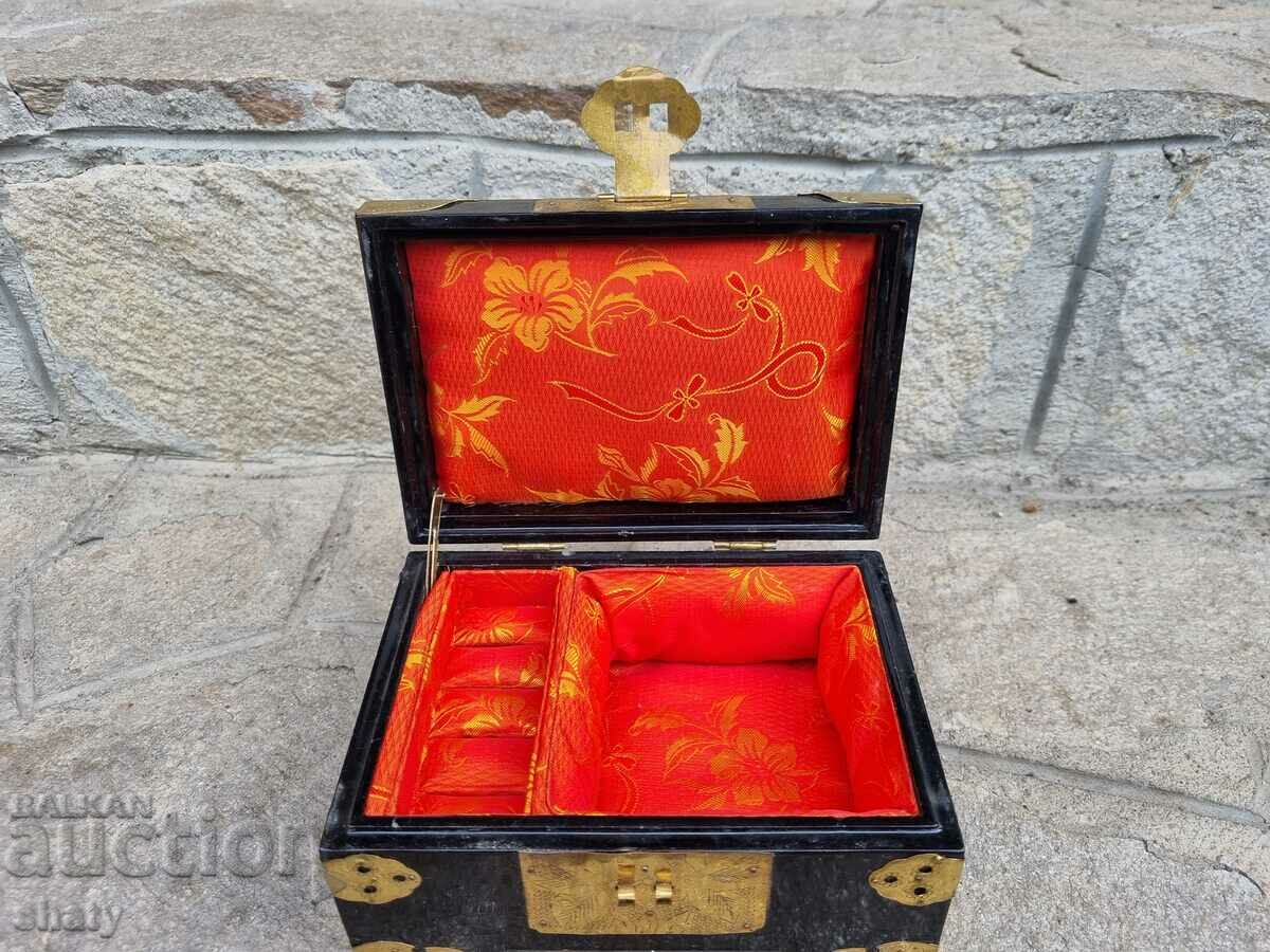 Το παλιό κουτί βακελίτη με μαργαριτάρι - 7 Το παλιό κουτί βακελίτη με μαργαριτάρι - 7