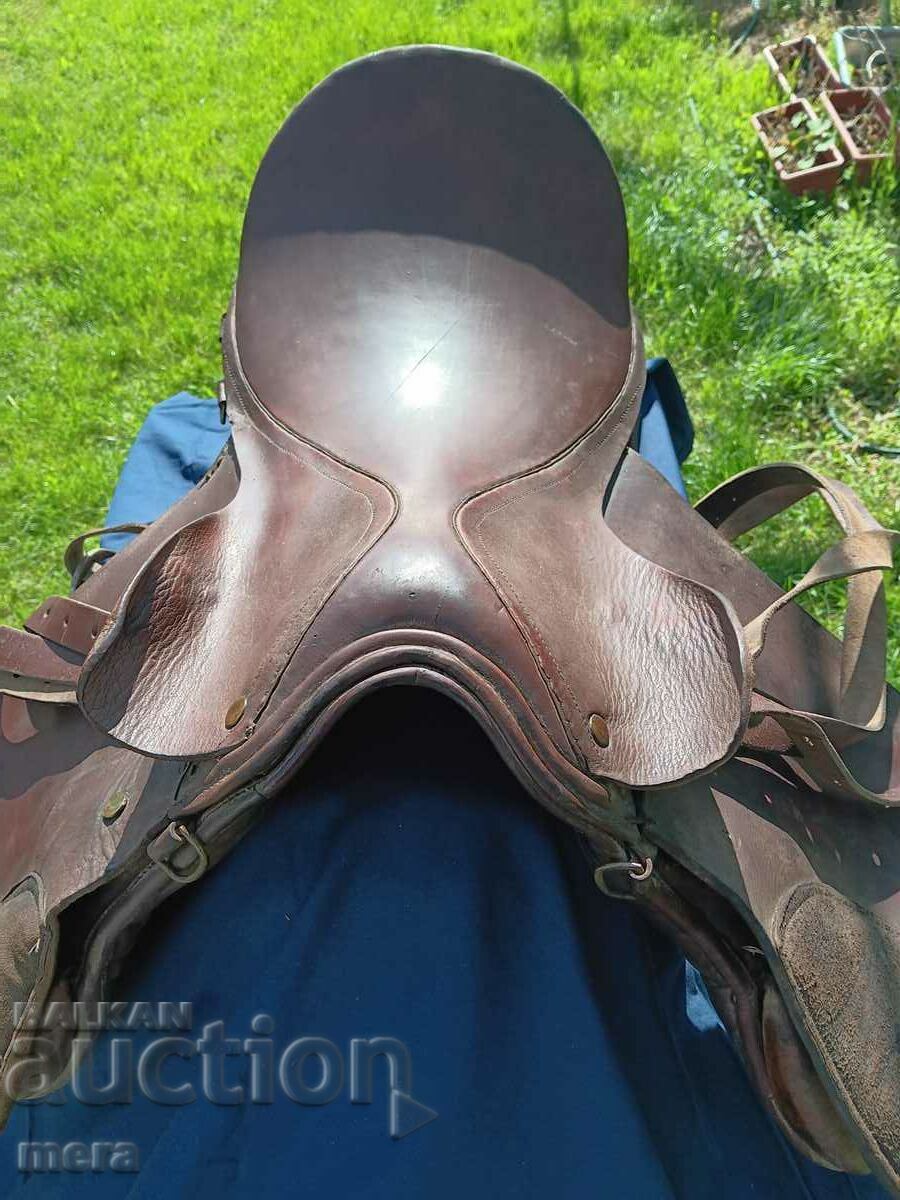 Cavalry saddle for riding