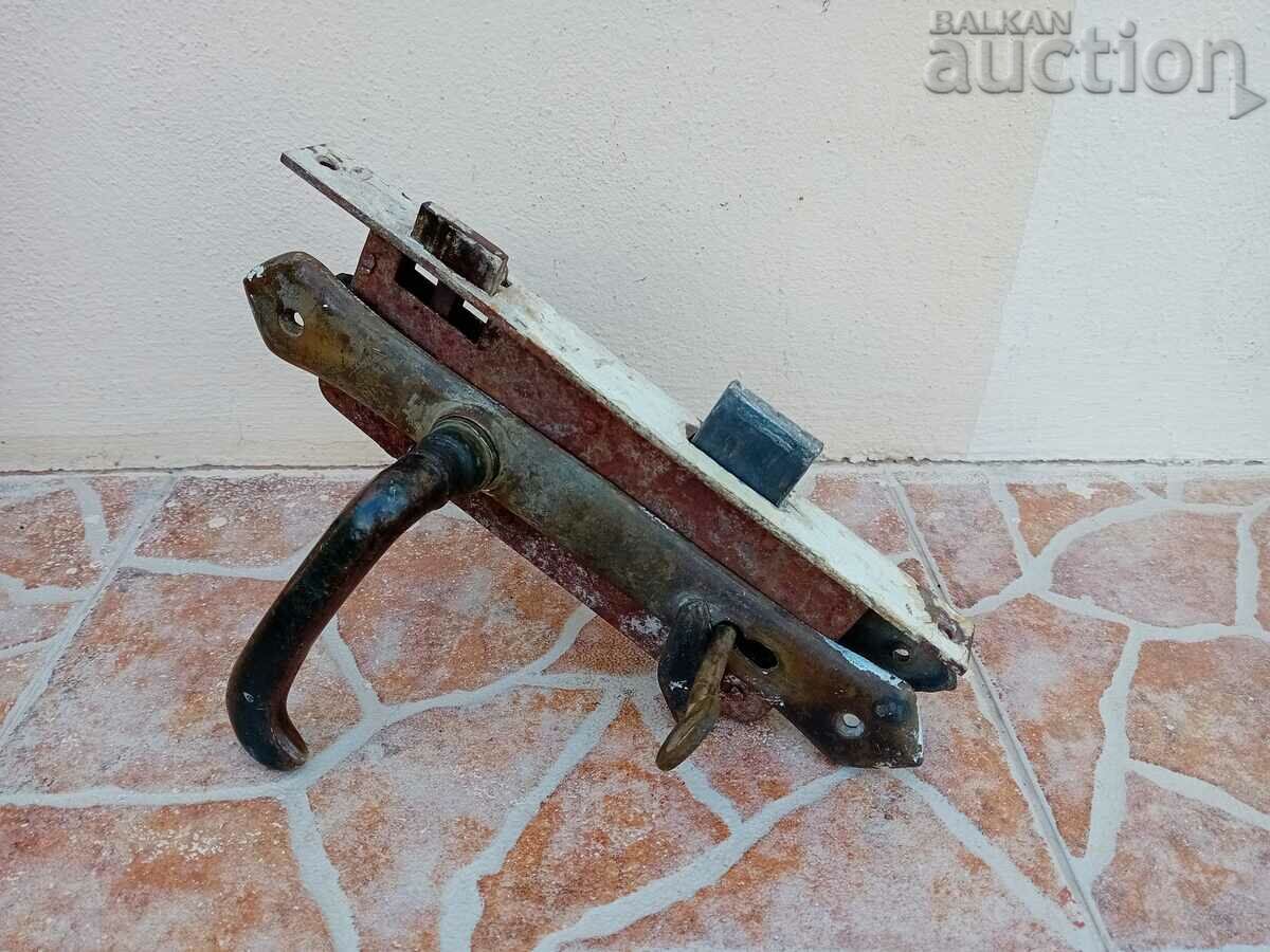 Κλειδαριά αντίκα πόλης με μπρούτζινο κλειδί με τιμή 51.00 BGN | € 26.08 Κλειδαριά αντίκα πόλης με μπρούτζινο κλειδί με τιμή 51.00 BGN | € 26.08