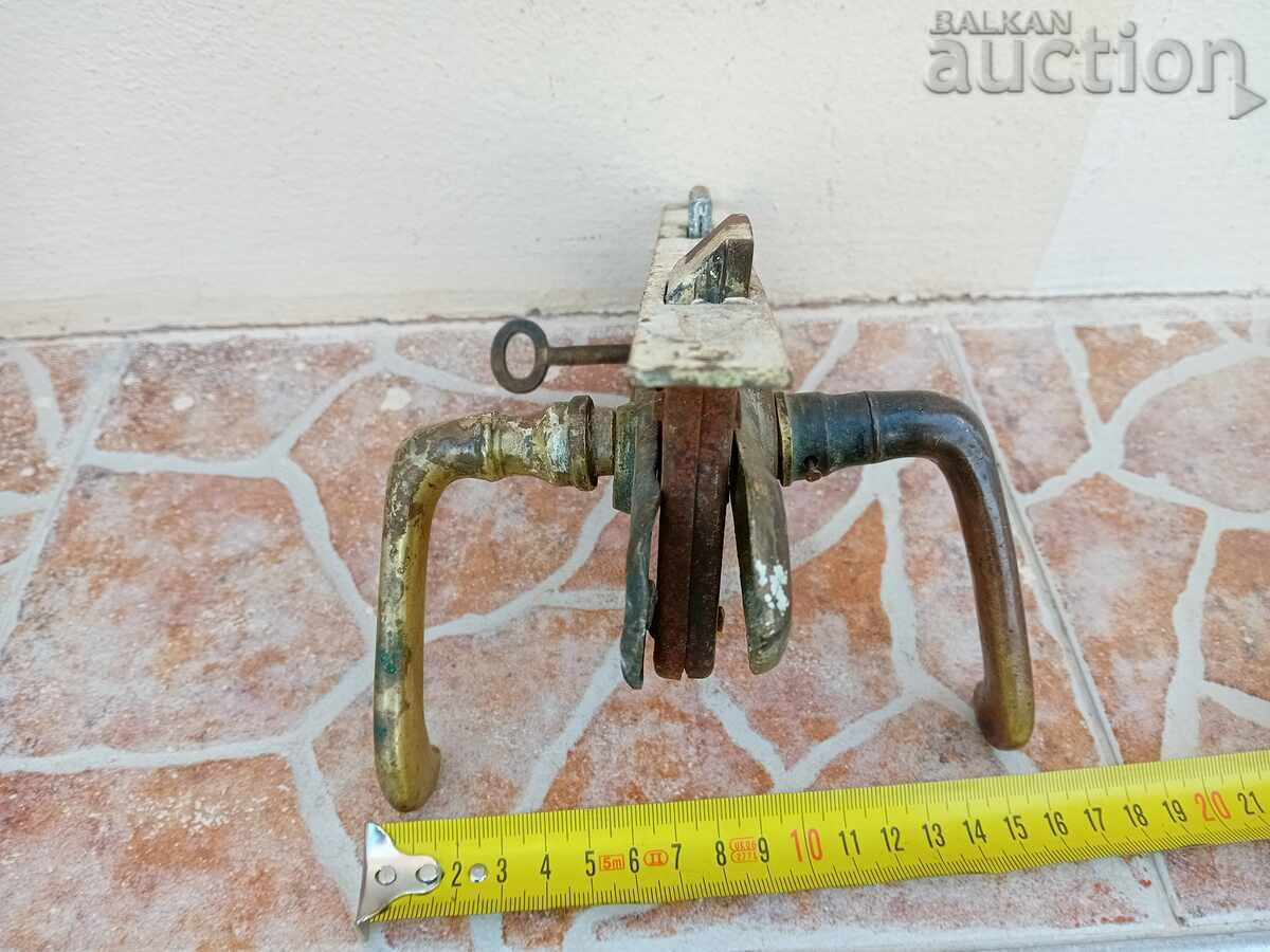 Παράδοση Κλειδαριά αντίκα πόλης με μπρούτζινο κλειδί Παράδοση Κλειδαριά αντίκα πόλης με μπρούτζινο κλειδί