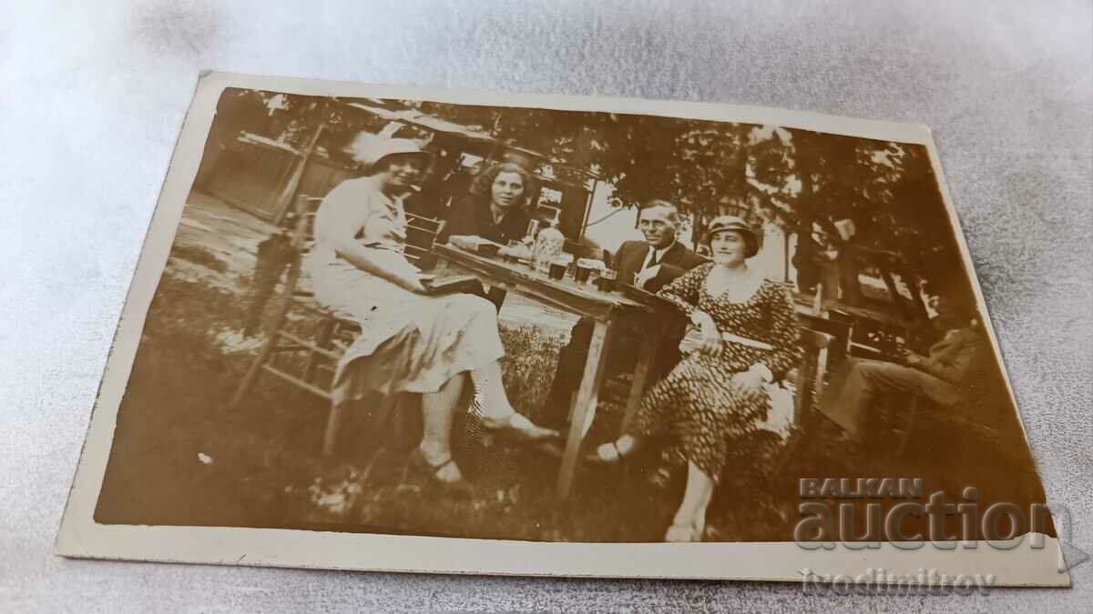 Photo Ruse A man and three women having a drink in the Chiflika, 1933