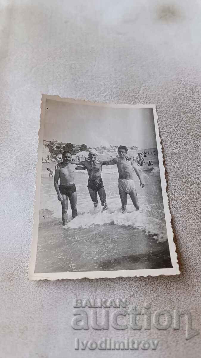 Снимка Трима млади мъже на брега на морето