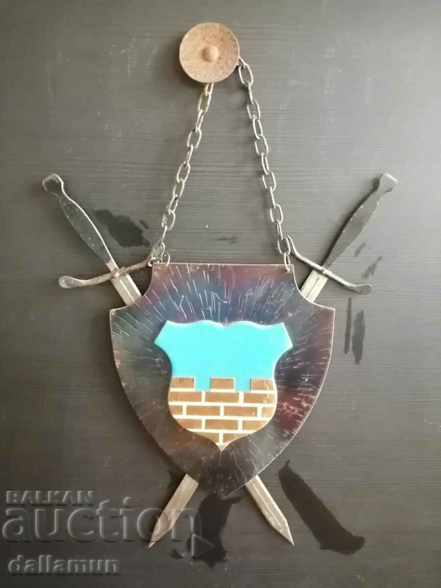 Доставка на старо метално пано с ножове за стена Доставка на старо метално пано с ножове за стена