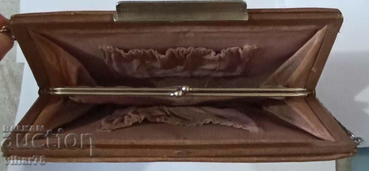 Delivery of Old ladies leather bag Delivery of Old ladies leather bag