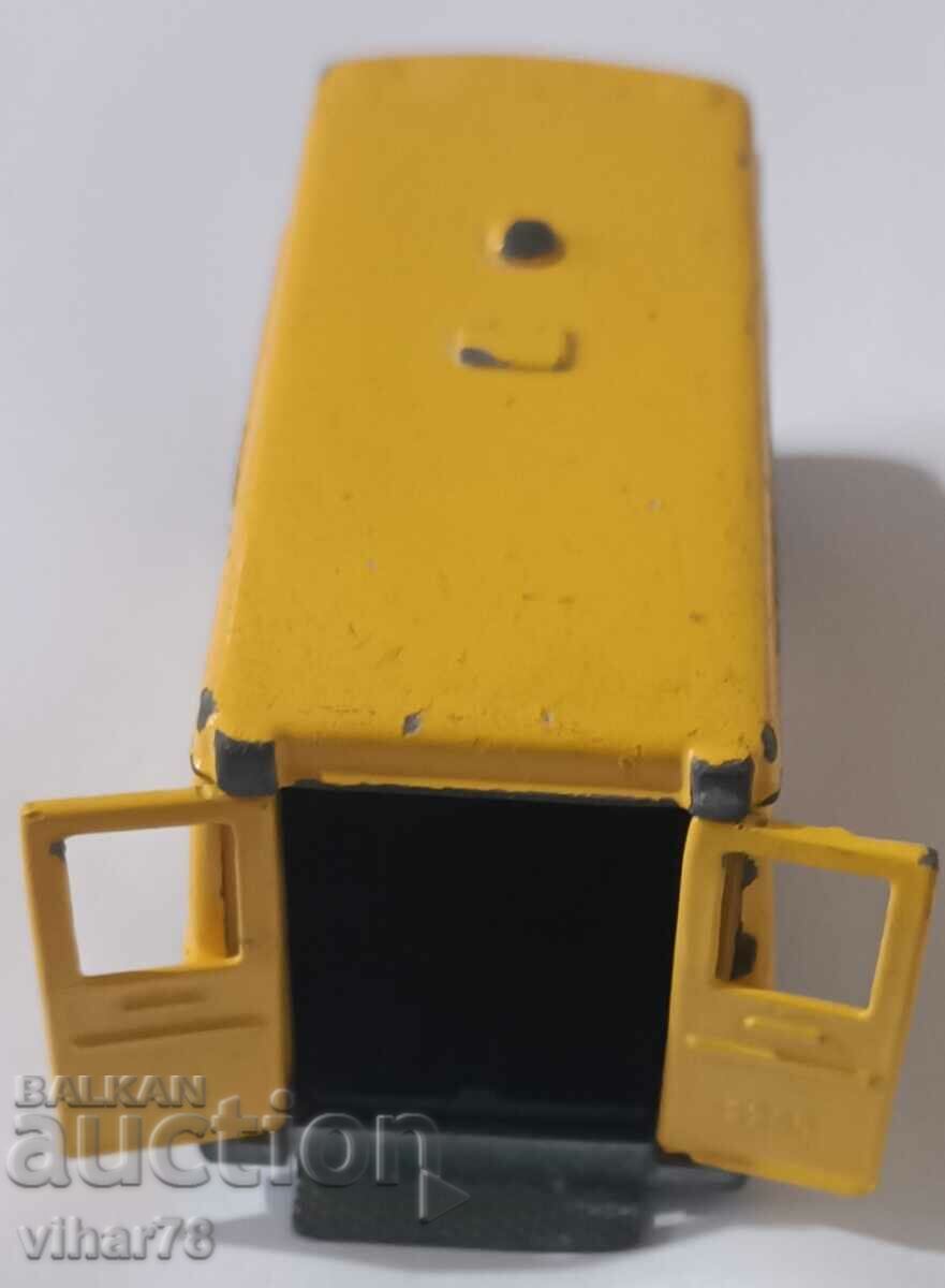 Auction A metal cart Auction A metal cart