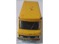 Ένα μεταλλικό καρότσι