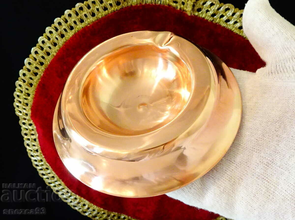 scrumieră din cupru strălucitoare. cu preț 19.00 BGN | € 9.71 scrumieră din cupru strălucitoare. cu preț 19.00 BGN | € 9.71