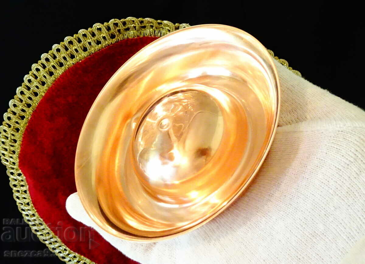 Licitație scrumieră din cupru strălucitoare. Licitație scrumieră din cupru strălucitoare.