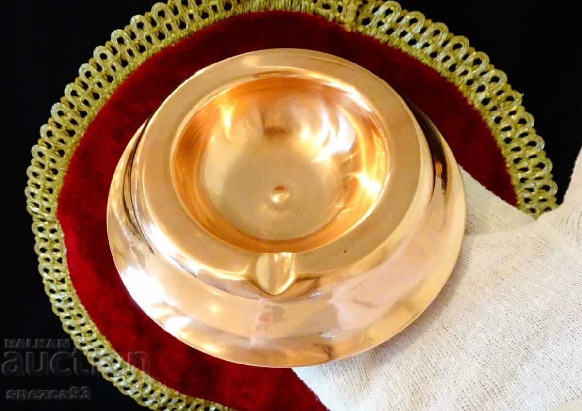 scrumieră din cupru strălucitoare. scrumieră din cupru strălucitoare.