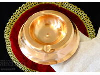 scrumieră din cupru strălucitoare.