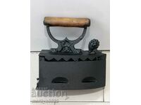 Стара ютия на жар