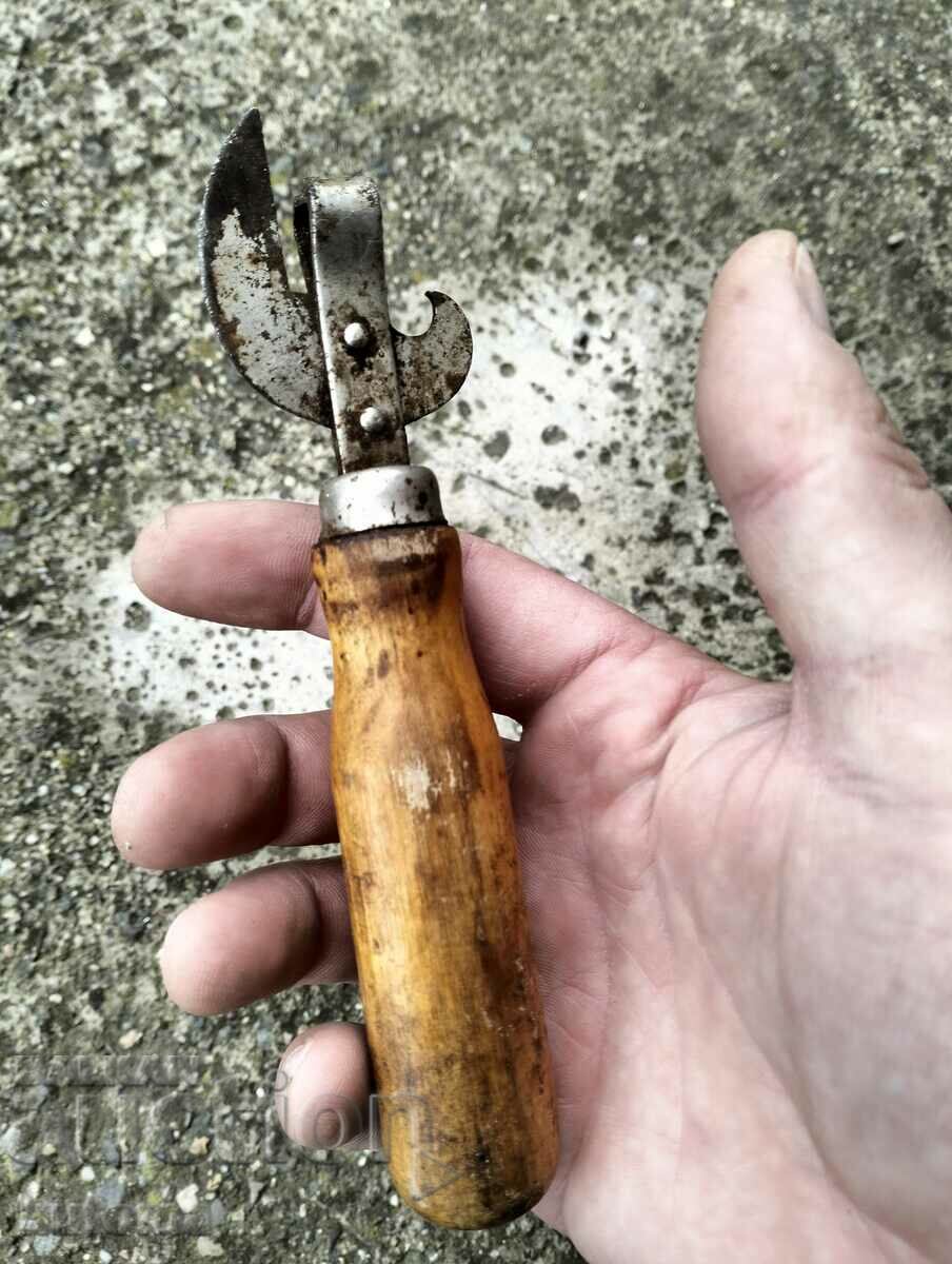 Old can opener with price 9.99 BGN | € 5.11 Old can opener with price 9.99 BGN | € 5.11