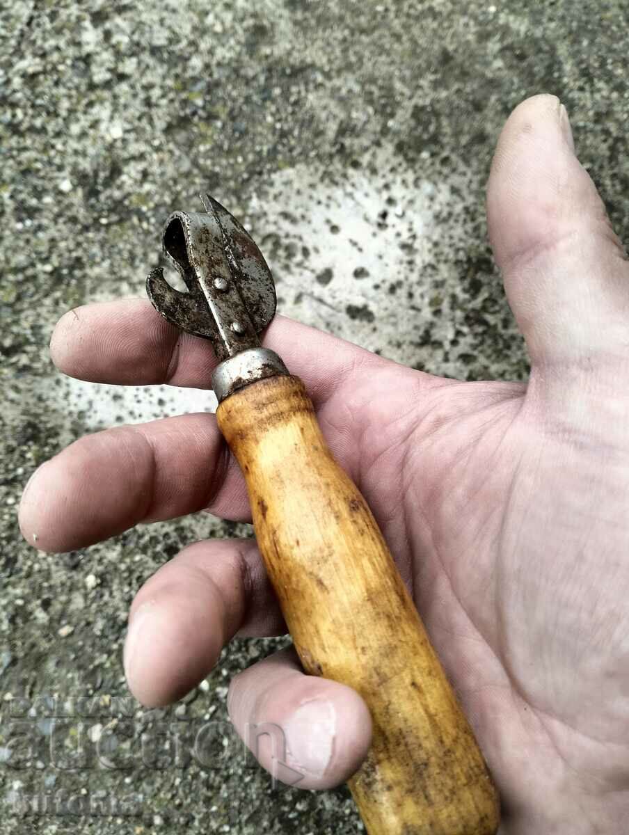 Auction Old can opener Auction Old can opener
