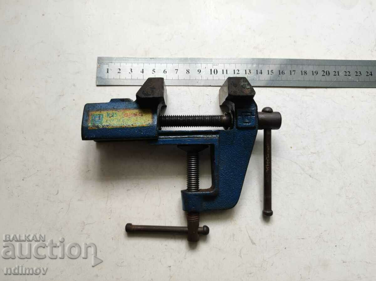 Μια γερμανική μέγγενη μικρής ποιότητας με τιμή 30.00 BGN | € 15.34 Μια γερμανική μέγγενη μικρής ποιότητας με τιμή 30.00 BGN | € 15.34