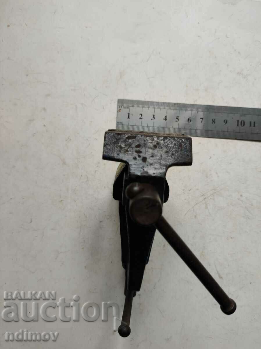 Δημοπρασία Μια γερμανική μέγγενη μικρής ποιότητας Δημοπρασία Μια γερμανική μέγγενη μικρής ποιότητας