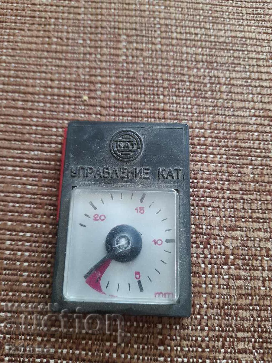 Old souvenir measuring grab, CAT