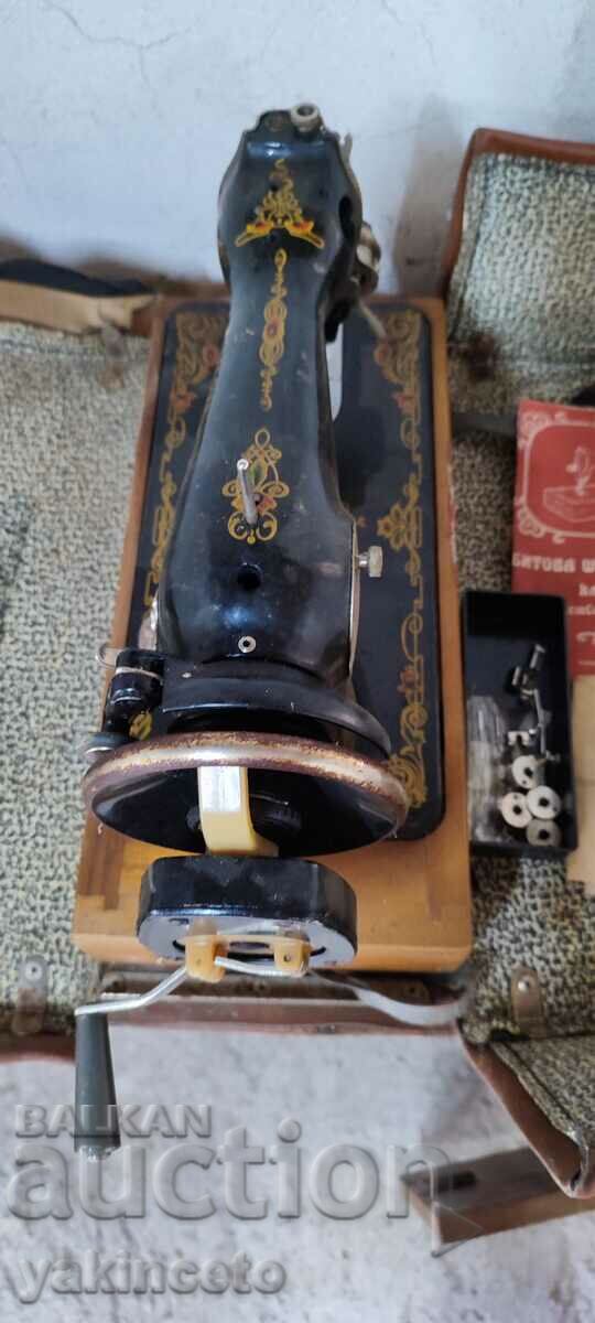 Old sewing machine with price 50.00 BGN | € 25.56