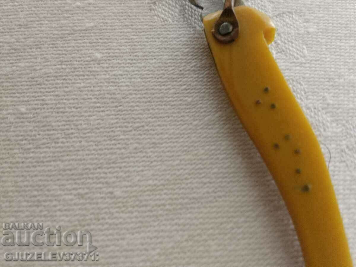 Delivery of Old children's pocket knife made of bone 4.5 cm Delivery of Old children's pocket knife made of bone 4.5 cm