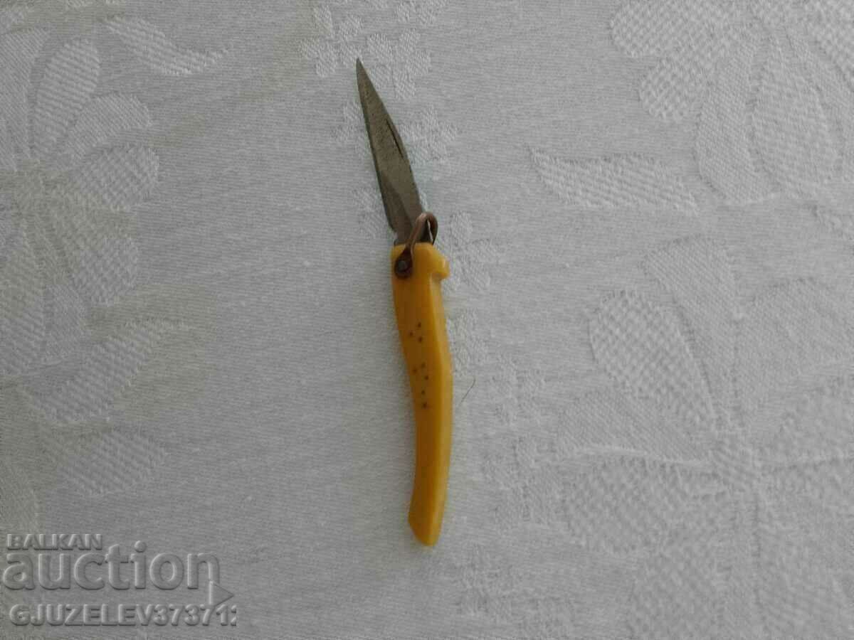 Old children's pocket knife made of bone 4.5 cm - 6 Old children's pocket knife made of bone 4.5 cm - 6