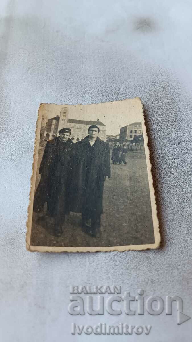 Снимка Плевен Двама млади мъже на Червения площад 1950