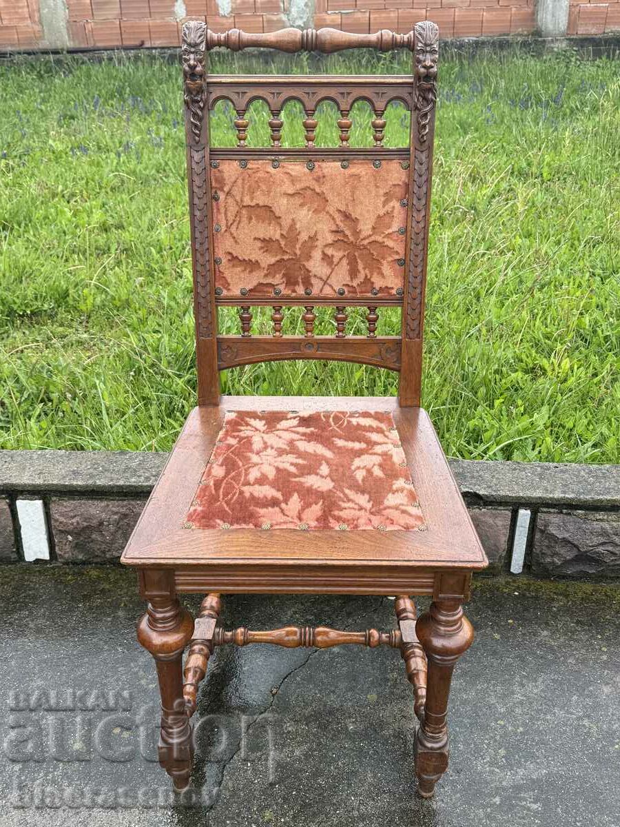Un scaun frumos sculptat în lemn masiv