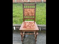 Μια όμορφη καρέκλα από μασίφ ξυλόγλυπτο