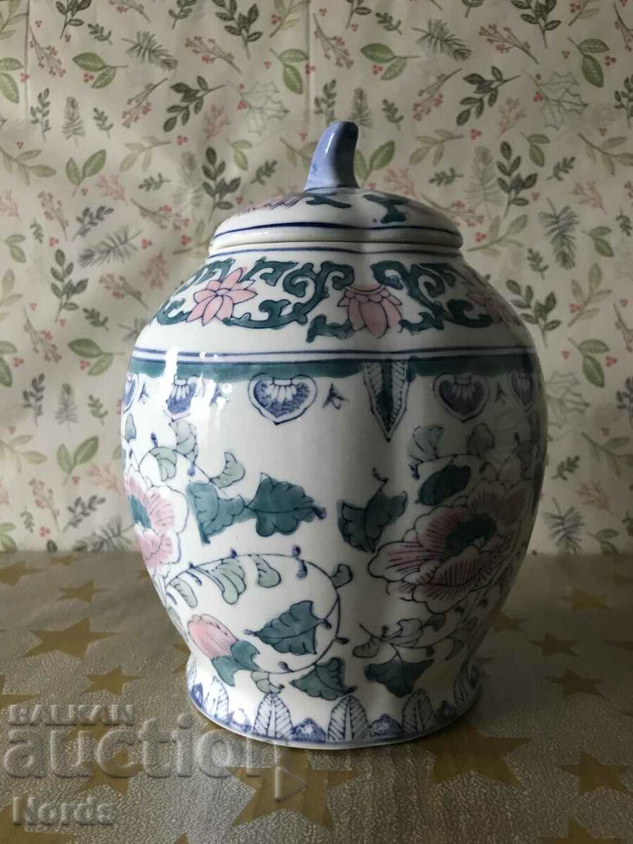 Красив съд/ваза с капак