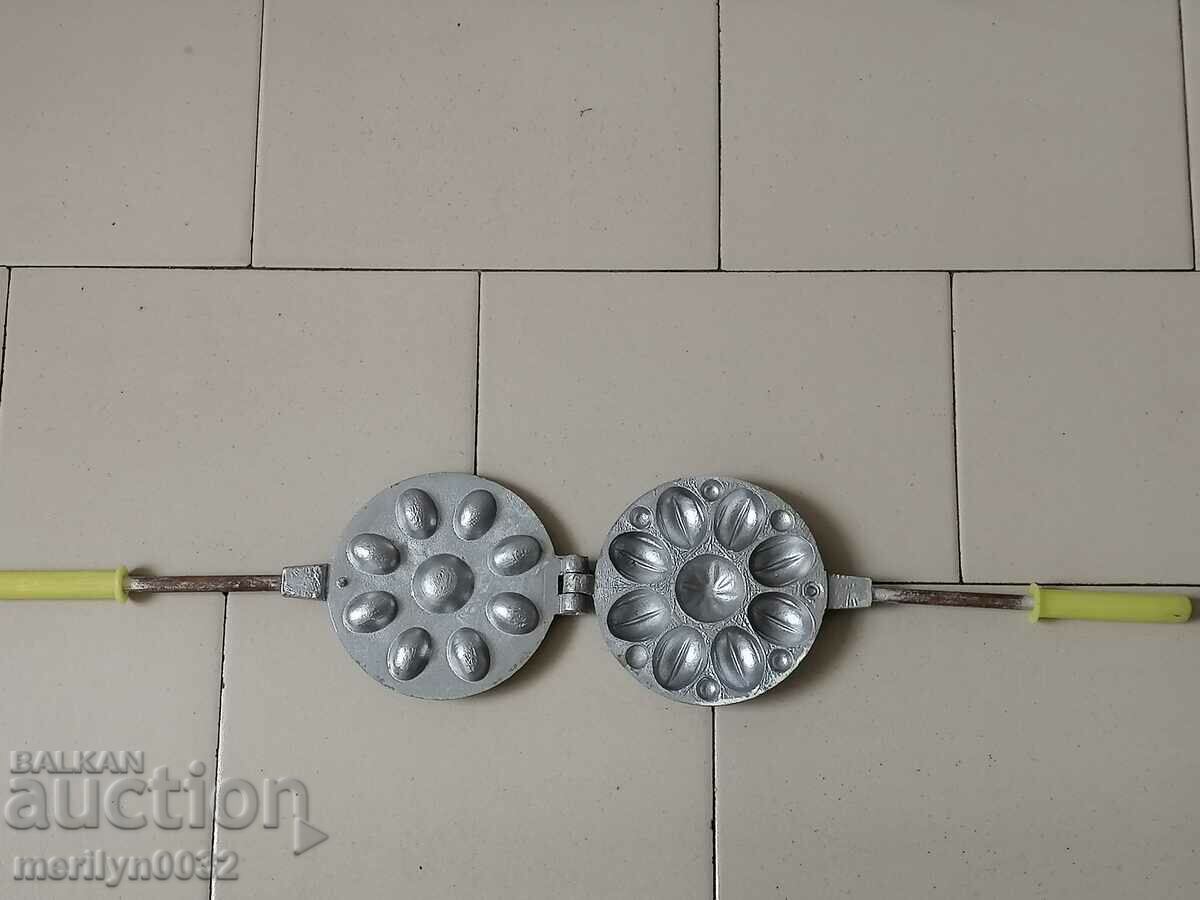 Auction  Old form for baking sweets