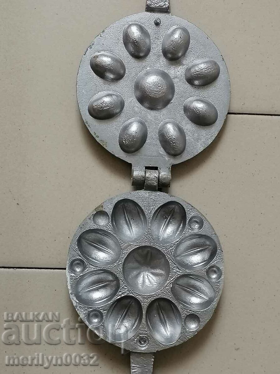 Delivery of Old form for baking sweets