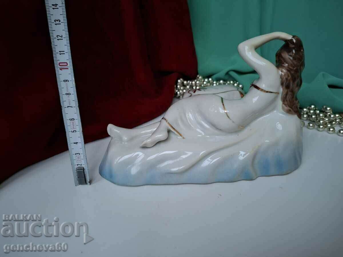 Figura de porțelan bulgară a unei femei cu o oglindă și cutie de bijuterii cu preț € 100.00 | 195.58 BGN