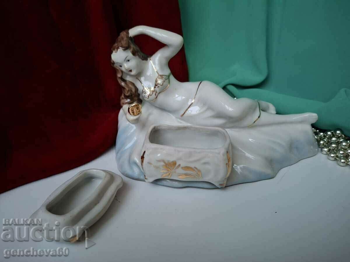 Licitație Figura de porțelan bulgară a unei femei cu o oglindă și cutie de bijuterii