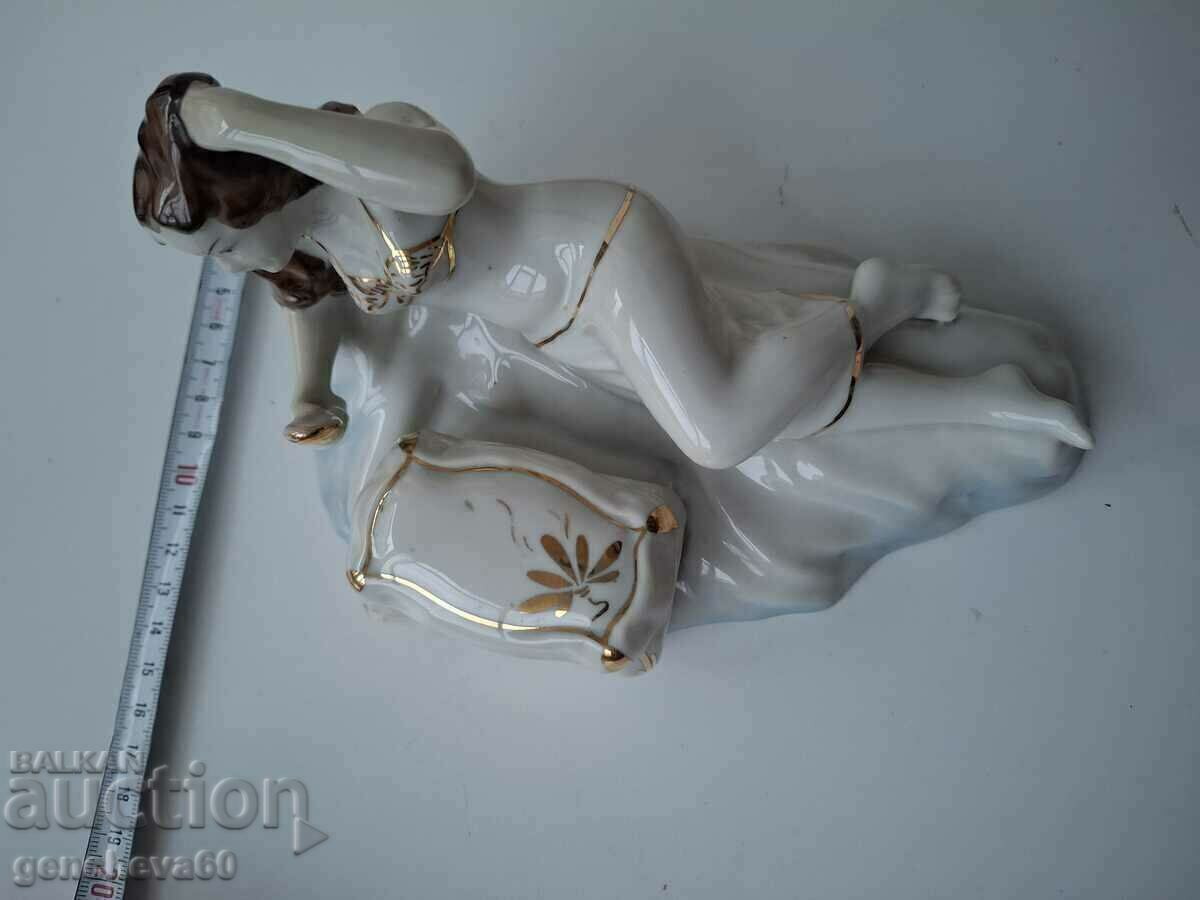 Παράδοση Βουλγαρική πορσελάνινη φιγούρα γυναίκας με καθρέφτη και κοσμηματοθήκη Παράδοση Βουλγαρική πορσελάνινη φιγούρα γυναίκας με καθρέφτη και κοσμηματοθήκη