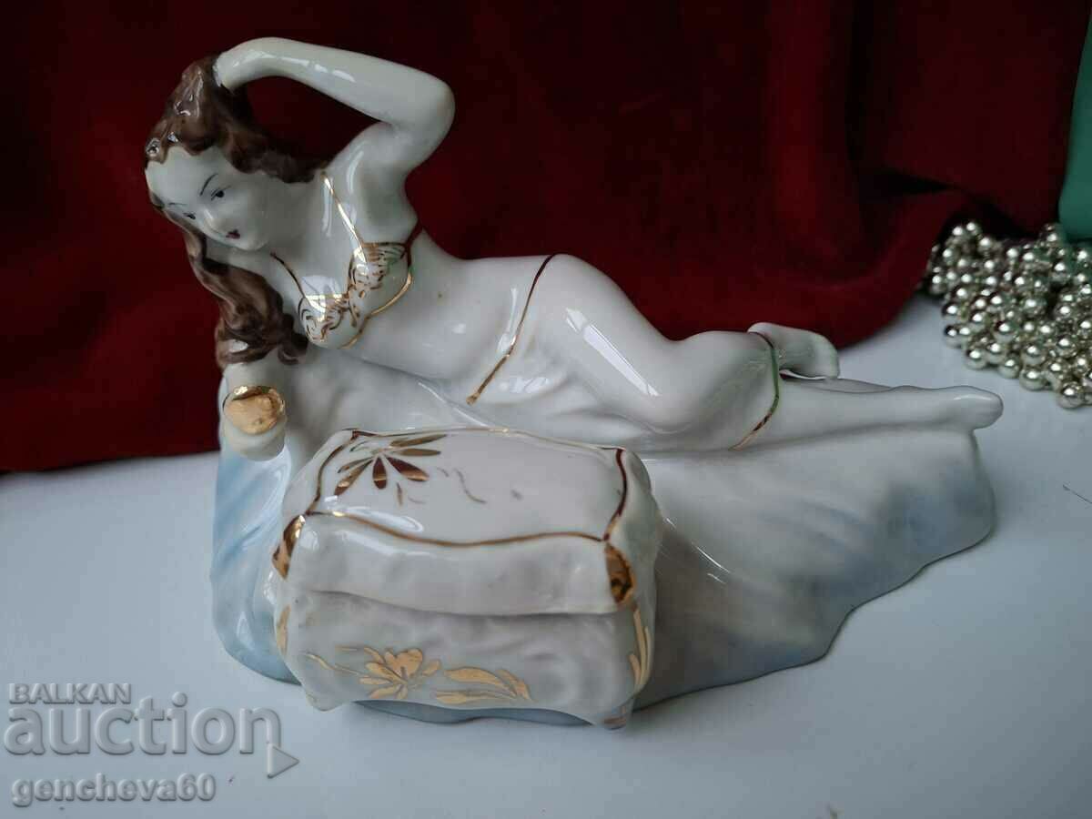 Βουλγαρική πορσελάνινη φιγούρα γυναίκας με καθρέφτη και κοσμηματοθήκη - 7 Βουλγαρική πορσελάνινη φιγούρα γυναίκας με καθρέφτη και κοσμηματοθήκη - 7