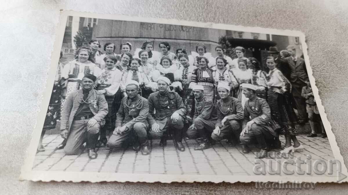 Снимка Жени в носии и сръбски юнаци 1938