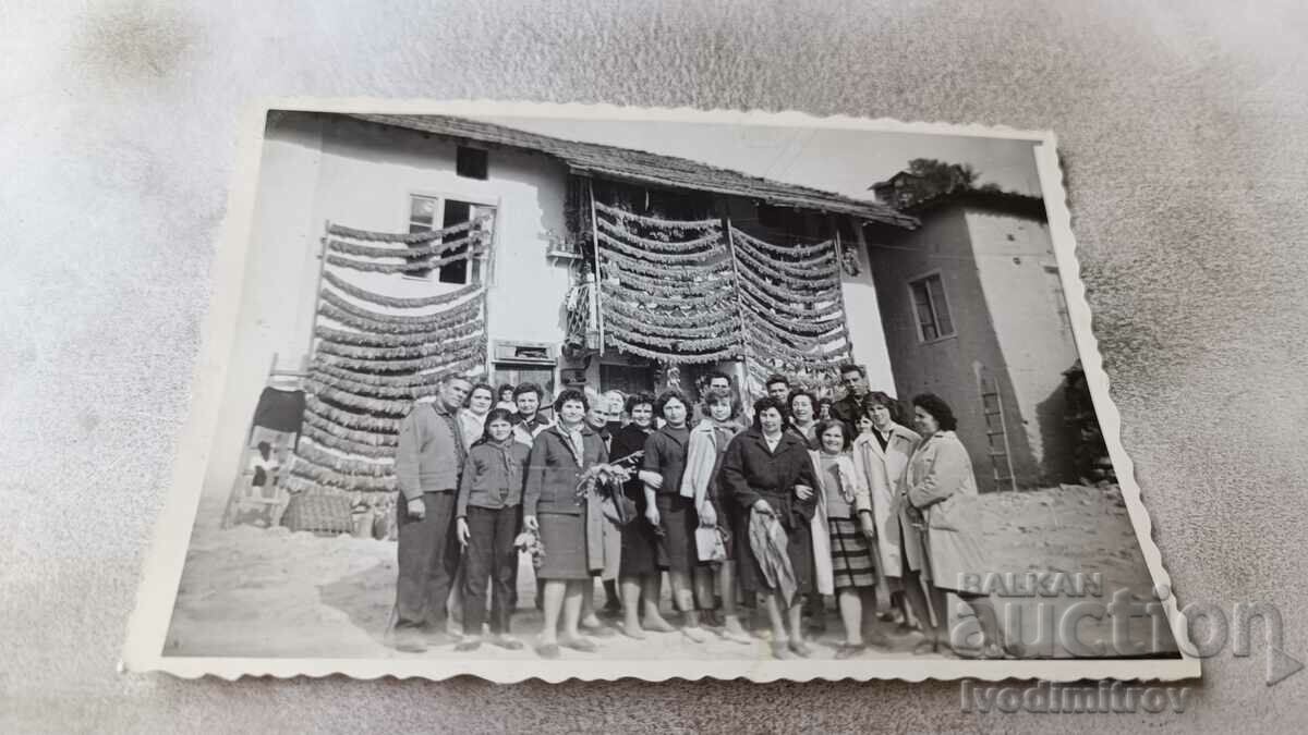 Снимка Кърланово Мъже и жени пред къща с низан тютюн