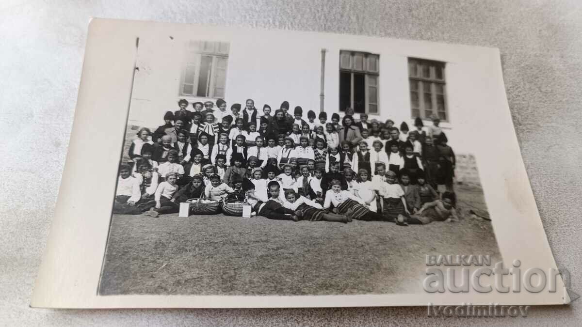Снимка Ученици в народни носии на Лазаровденъ 1942