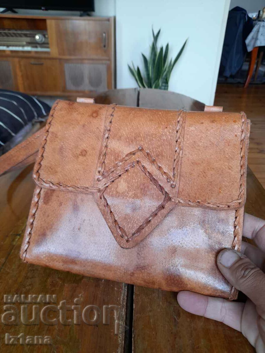 Geantă din piele bătrână cu preț 37.00 BGN | € 18.92