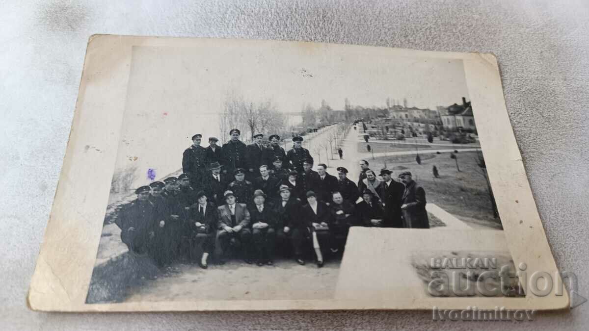 Foto bărbați, femei și studenți pe promenadă 1937